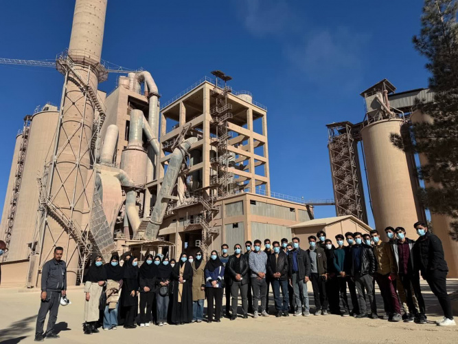 بازدید دانشجویان مهندسی عمران از کارخانه سیمان قاین و شرکت در سمینار تخصصی با موضوع «بررسی چالش‌های کیفیت بتن در فصول مختلف بر اساس استاندارد ۶۰۴۴»